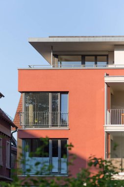 bir çok güzel bir güneşli gün ucunda Güney Almanya'da imparatorluk şehri stuttgart yakınındaki binaların güzelliği açık geometri ve düz renkler yapabilir