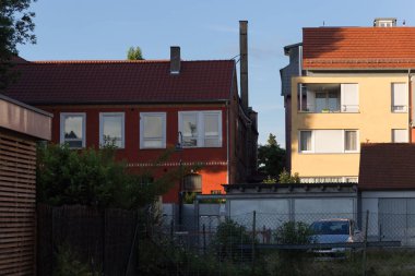 Haziran ayında Güney Almanya çok güneşli bir günde cepheler Windows'un ve süs eşyaları ile tarihi bir şehir, çatılar parçası görmek