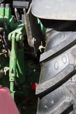 kırsal kırsal kesimde güney Almanya'da Haziran ayında güneşli bir makine, tekerlekler ve ürün toplama ve tarım çiftlik ekipman parçaları işe bakın