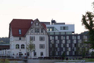 bir çok güzel bir güneşli gün ucunda Güney Almanya'da imparatorluk şehri stuttgart yakınındaki binaların güzelliği açık geometri ve düz renkler yapabilir