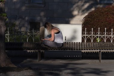 Haziran ayında bir şehir parkının Merkezi Güney Almanya'da bir akşam hareket ve iyi vakit park vererek gölgesinde insanların görmek