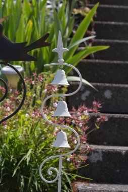 Haziran ayında Güney Almanya çok güneşli bir günde ayrıntıları ve yazlık ülke ev ön kapı ile bahçe sulama kutuları ve mum çıkartmalar gibi için vintage dekorasyon renkleri görmek