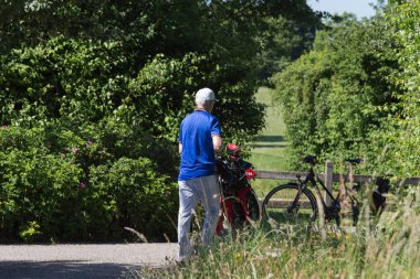 çok güneşli bir Haziran ayında Güney Almanya bayrakları ile yeşil ve oyuncular ve golf topu ile golf alanları görmek ve alan kum