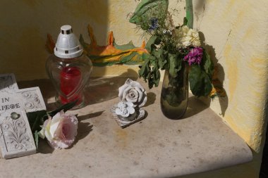 Haziran ayında Güney Almanya çok güneşli bir günde bir iz bisiklet ve koşucular kaza hatırlamak için yakın mezar taşı orada olduğunu gördün