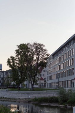 bir çok güzel bir güneşli gün ucunda Güney Almanya'da imparatorluk şehri stuttgart yakınındaki binaların güzelliği açık geometri ve düz renkler yapabilir