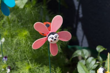 Haziran ayında Güney Almanya çok güneşli bir günde ayrıntıları ve yazlık ülke ev ön kapı ile bahçe sulama kutuları ve mum çıkartmalar gibi için vintage dekorasyon renkleri görmek