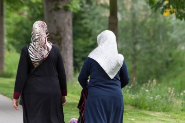 orta Mayıs taze yeşil bayanlar ve beyler sakin ve temiz Bahçe park açık havada egzersiz için davet ediyor