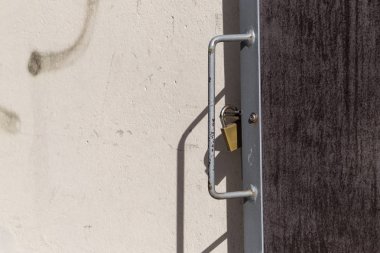 demir ve metal kilitler ve kolları ahşap ya da taş zemin üzerine Güney Almanya'da bir güneşli yaz gününde duvar