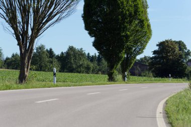 Haziran ayında Güney Almanya çok güneşli manzara mavi yaz göğün ve yol yanında ağaçlar altında görmek