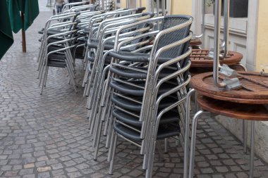 bir yağmurlu günde güneye Alman tarihi şehir içinde sandalye masada kilitli ve yağmurlu koşulları Zımbalanmış