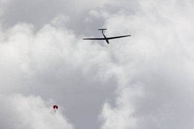 güneşli bir günde ilkbaharda, Güney Almanya'da mavi gökyüzü ve vinç planör başlayabilir