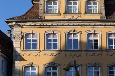 Haziran ayında Güney Almanya çok güneşli bir günde cepheler Windows'un ve süs eşyaları ile tarihi bir şehir, çatılar parçası görmek
