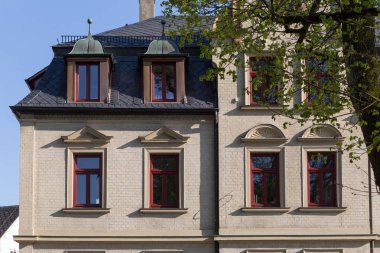 çok güneşli bahar gününde tarihsel tarzı ile çeşitli binalar mimari vurgular sunmak