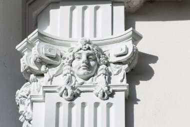 bir bahar gününde Güney Alman tarihi şehir balkon ve çitler ve heykeller binaların içinde