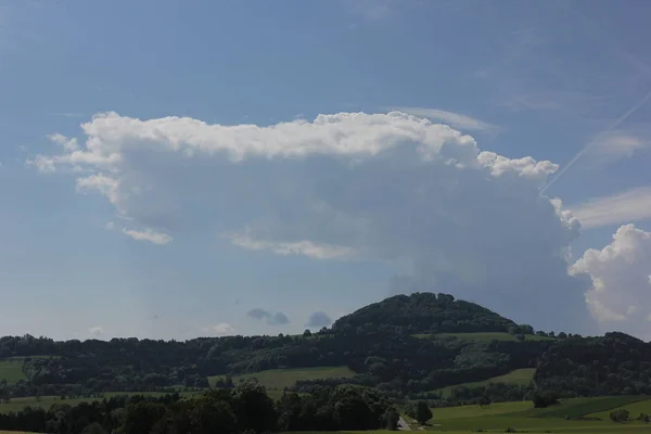 Солнечный День Июне Южной Германии Видите Летние Кучевые Облака Над — стоковое фото