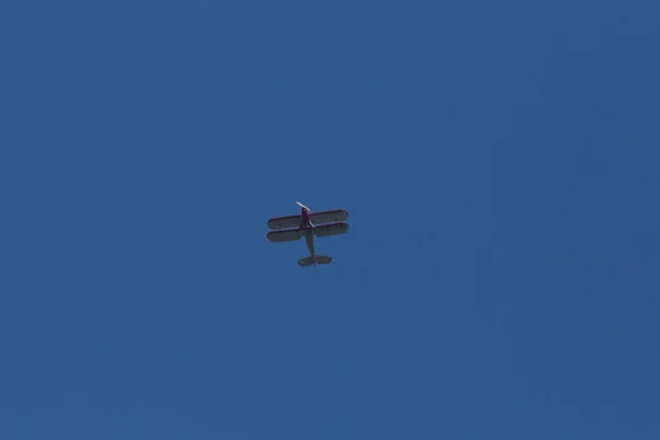 南ドイツで 月に非常に晴れた日に 一緒に現代のジェットの上に高く古いターボ航空機を参照してください — ストック写真