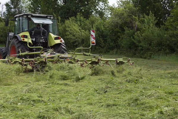 Nagyon Napos Dél Németország Júniusban Látod Traktor Mezőgazdasági Termelő Hogy — Stock Fotó