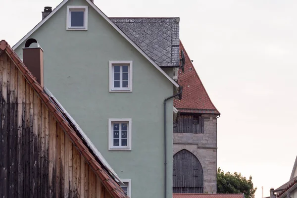 Einer Süddeutschen Historischen Stadtfassade Mit Ihren Detailreichen Ornamenten Und Figuren — Stockfoto
