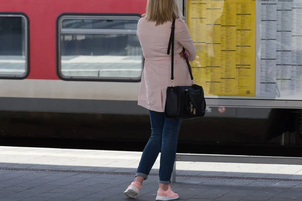 Tåg Passerar Resande Kvinna — Stockfoto