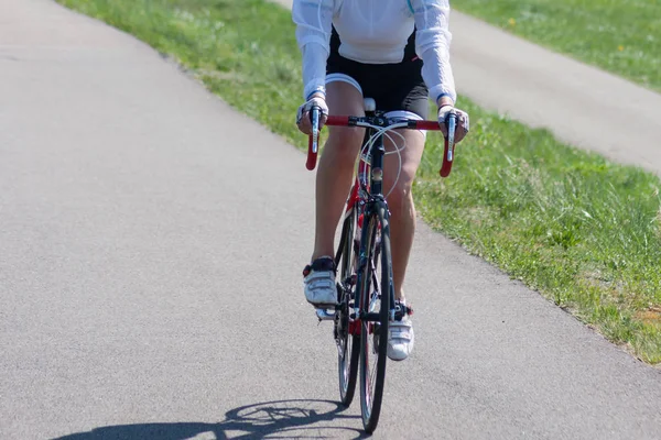 Жінка Їде Велосипеді Навесні — стокове фото