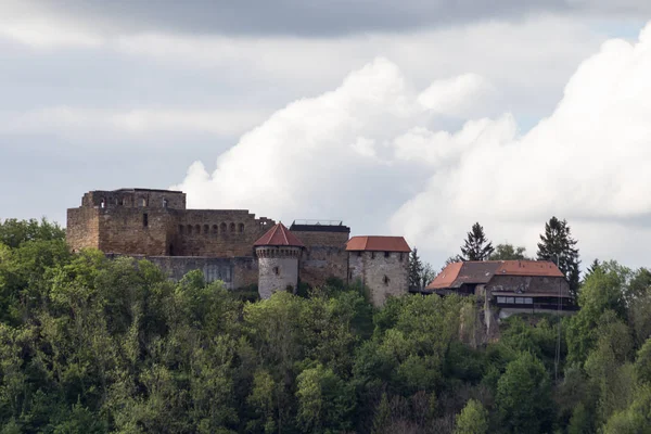 春の南ドイツ田舎で古い騎士の城はシュトゥットガルトとミュンヘン市の近くの緑の風景が — ストック写真
