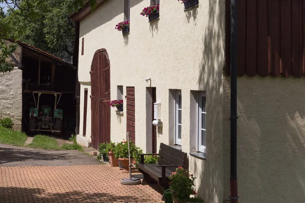 在一个非常晴朗的一天 在6月在德国南部 你看到的细节和颜色的山寨乡村木框架建筑和街道的复古装饰 — 图库照片