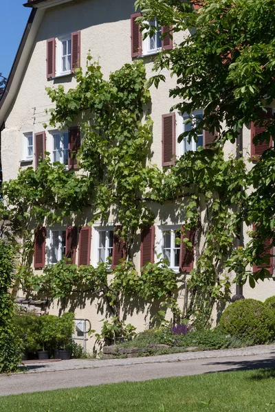 Día Muy Soleado Junio Sur Alemania Ven Casas Rurales Fachadas —  Fotos de Stock