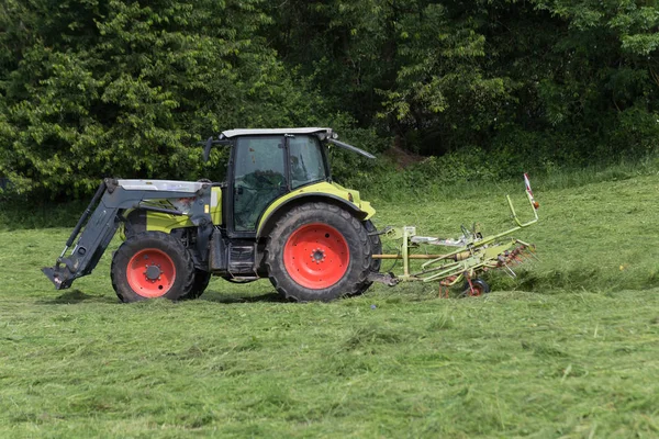 Velmi Slunečného Dne Červnu Jižním Německu Uvidíte Traktoru Farmář Senoseč — Stock fotografie