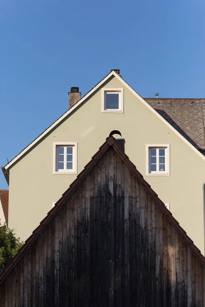 Día Muy Soleado Junio Sur Alemania Ven Las Fachadas Ventanas — Foto de Stock