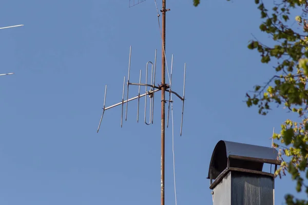 Błękitne Niebo Słoneczny Dzień Pokaż Anteny Powerline Dachu Południe Niemieckiego — Zdjęcie stockowe