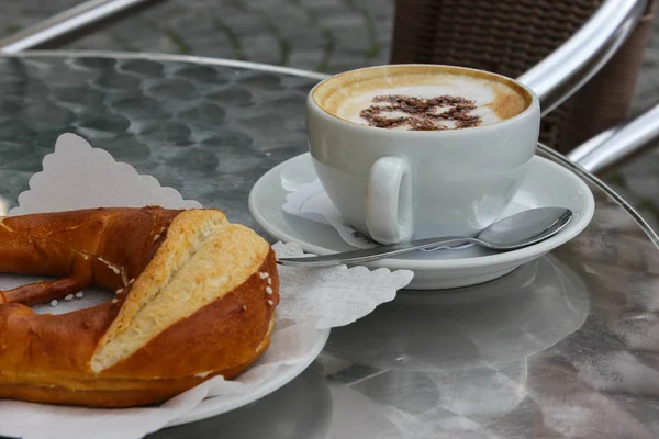 Cappuccino Italien Avec Bretzel Allemand Avec Illustration Chocolat Sur Crème — Photo