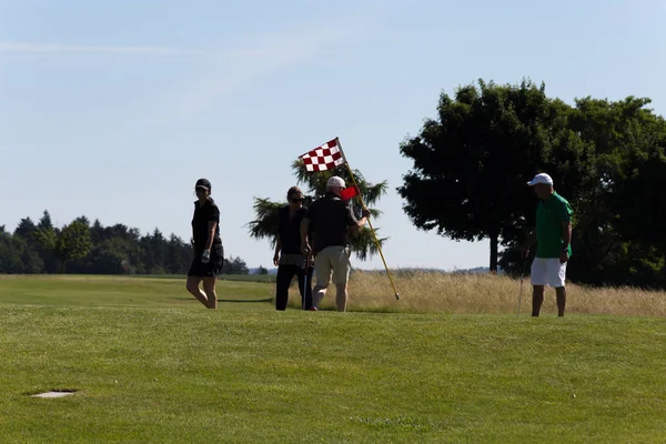 在6月的一个非常阳光明媚的一天 在德国南部 你看到高尔夫球场与绿色和球员和高尔夫球场的旗帜和沙子区 — 图库照片
