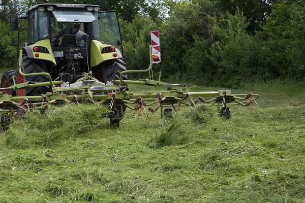 Nagyon Napos Dél Németország Júniusban Látod Traktor Mezőgazdasági Termelő Hogy — Stock Fotó