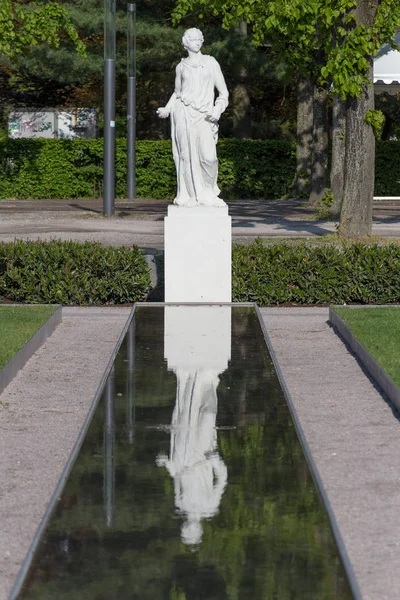 Güney Almanya Barok Heykelcik Açık Bir Parc Kendisi Havzasında Yansıtılmış — Stok fotoğraf