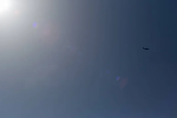 Солнечный День Июне Южной Германии Видите Современный Реактивный Самолет Высоко — стоковое фото