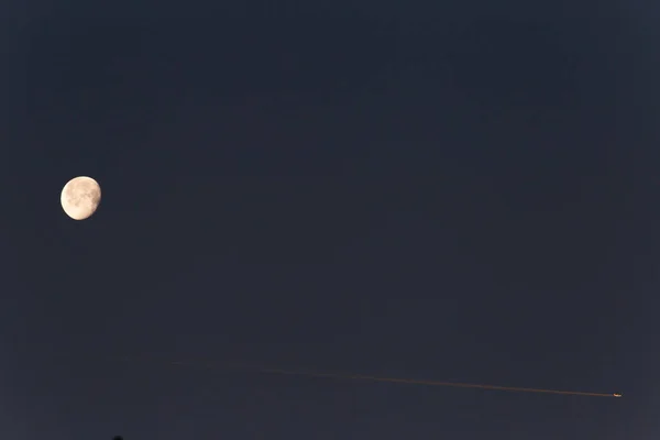 Kvällen Sky Med Mörk Blå Eller Grå Färgkontraster Ljus Månen — Stockfoto
