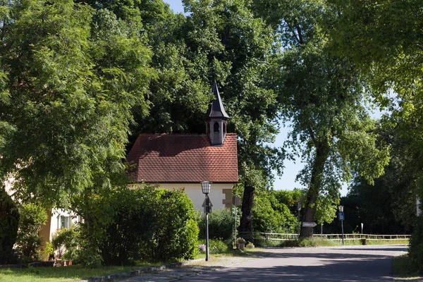 Haziran ayında Güney Almanya çok güneşli bir günde kırsal mavi gökyüzü ve taze yeşil ve ağaçlar altında küçük kiliseler bina ve süs eşyaları gibi ayrıntılarla görüşürüz