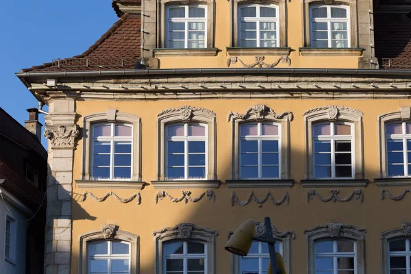 Bardzo Słoneczny Dzień Czerwcu Południowych Niemczech Widzisz Windows Elewacji Części — Zdjęcie stockowe