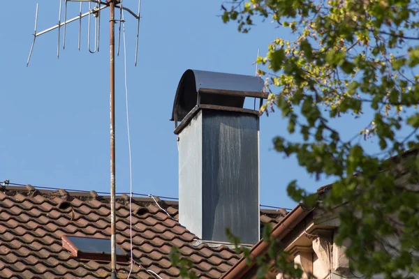 Antenne Auf Hausdach Gegen Blauen Himmel — Stockfoto