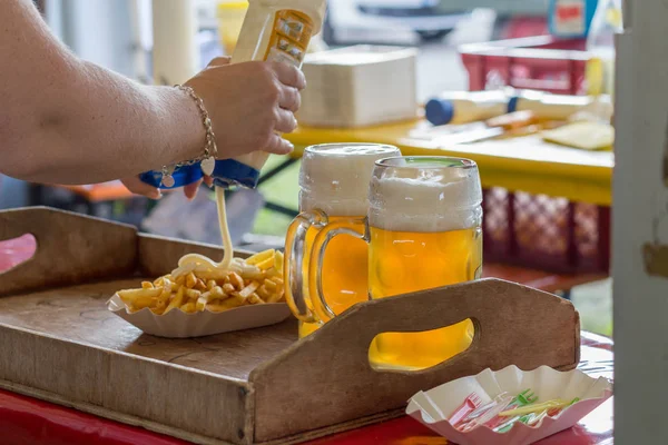 Jardim Festa Livre Deliciosas Batatas Fritas São Servidas Com Servidor — Fotografia de Stock