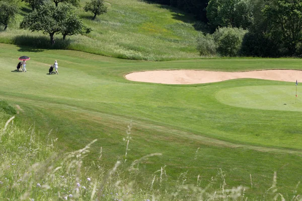 非常に晴れた日に南ドイツのあなたを見てゴルフの芝生の緑 フラグと選手と砂エリア Golfplace を回避する方法の裁判所 — ストック写真