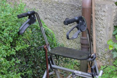 Rollator yakınındaki eski kırsal yazlık giriş