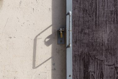 demir ve metal kilitler ve kolları ahşap ya da taş zemin üzerine Güney Almanya'da bir güneşli yaz gününde duvar