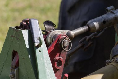 kırsal kırsal kesimde güney Almanya'da Haziran ayında güneşli bir makine, tekerlekler ve ürün toplama ve tarım çiftlik ekipman parçaları işe bakın