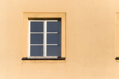 Haziran ayında Güney Almanya çok güneşli bir günde cepheler Windows'un ve süs eşyaları ile tarihi bir şehir, çatılar parçası görmek