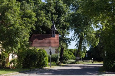 Haziran ayında Güney Almanya çok güneşli bir günde kırsal mavi gökyüzü ve taze yeşil ve ağaçlar altında küçük kiliseler bina ve süs eşyaları gibi ayrıntılarla görüşürüz