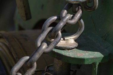 kırsal kırsal kesimde güney Almanya'da Haziran ayında güneşli bir makine, tekerlekler ve ürün toplama ve tarım çiftlik ekipman parçaları işe bakın