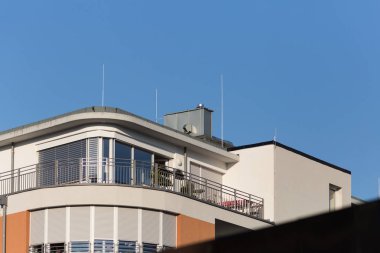 bir çok güzel bir güneşli gün ucunda Güney Almanya'da imparatorluk şehri stuttgart yakınındaki binaların güzelliği açık geometri ve düz renkler yapabilir