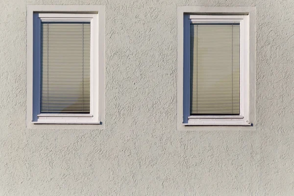 Einem Sonnigen Junitag Süddeutschland Sieht Man Fassadenfenster Und Teile Der — Stockfoto