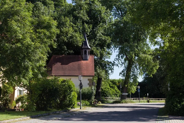 南ドイツで 月に非常に晴れた日の建物と装飾品のような詳細青い空と新緑と木下田舎の小さな教会を見る — ストック写真